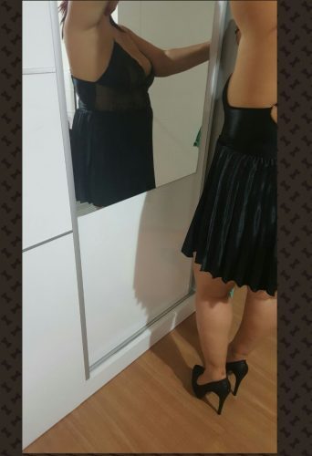 Konya'nın Meram Bölgesinde Neşeli ve Kızıl Saçlı Olgun Hatun